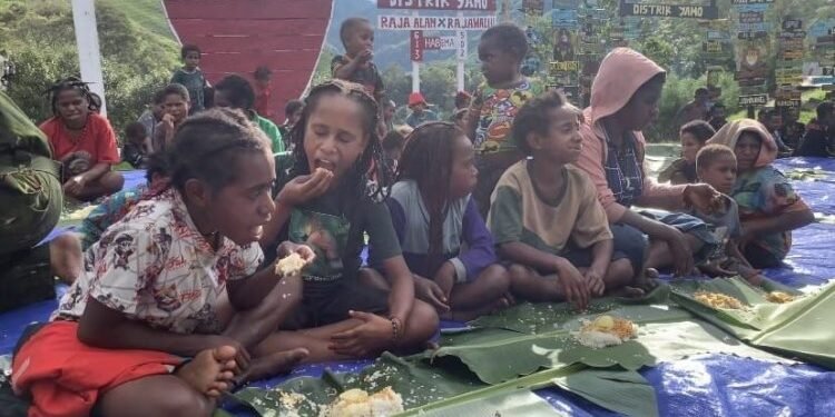 Satgas TNI dan Warga Yamo Pererat Kebersamaan Lewat Makan Bersama di Atas Daun Pisang