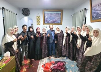 Bantu Seragam, Herman Hamid Berharap Kelompok Sholawat Nurul Mustofa Sebengkok Makin Solid