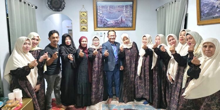 Bantu Seragam, Herman Hamid Berharap Kelompok Sholawat Nurul Mustofa Sebengkok Makin Solid