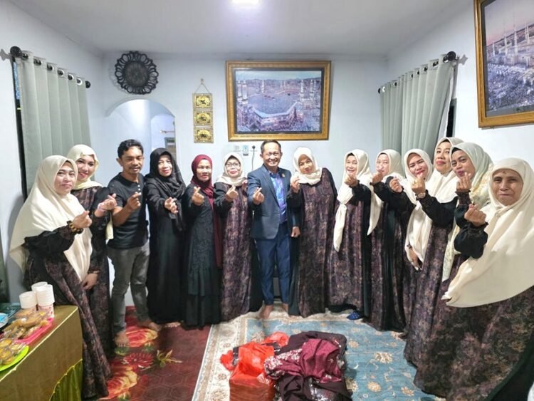 Bantu Seragam, Herman Hamid Berharap Kelompok Sholawat Nurul Mustofa Sebengkok Makin Solid