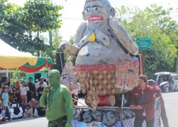 Bawa Pesan Mbah Semar, Pemuda Pakuwaja Tampil Beda di Pawai Iraw Tengkayu XV