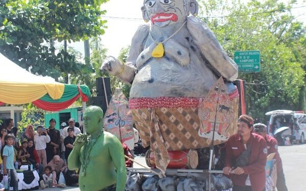 Bawa Pesan Mbah Semar, Pemuda Pakuwaja Tampil Beda di Pawai Iraw Tengkayu XV