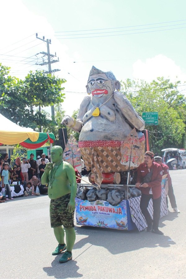 Bawa Pesan Mbah Semar, Pemuda Pakuwaja Tampil Beda di Pawai Iraw Tengkayu XV