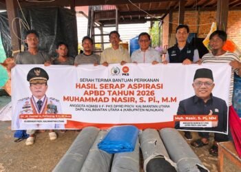 Sokong Nelayan Sebatik, Muhammad Nasir Serahkan Bantuan Sarana Rumput Laut