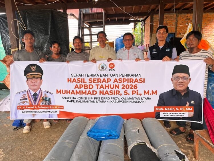 Sokong Nelayan Sebatik, Muhammad Nasir Serahkan Bantuan Sarana Rumput Laut