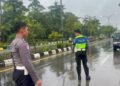 Meski Diguyur Hujan, Personel Gabungan Polresta Bulungan Tetap Siaga Atur Lalu Lintas di SPBU Sengkawit