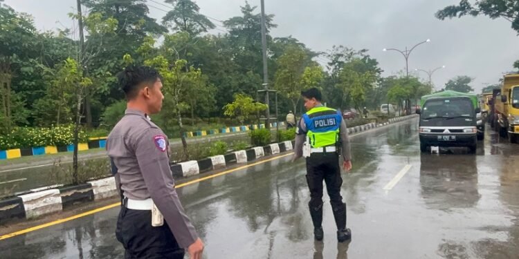 Meski Diguyur Hujan, Personel Gabungan Polresta Bulungan Tetap Siaga Atur Lalu Lintas di SPBU Sengkawit
