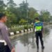 Meski Diguyur Hujan, Personel Gabungan Polresta Bulungan Tetap Siaga Atur Lalu Lintas di SPBU Sengkawit