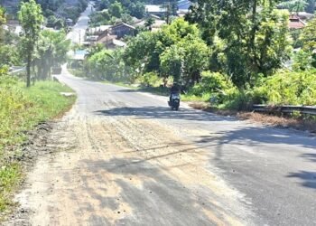 Tumpahan Semen Cor Kembali Terjadi di Tanjakan Gunung Amal, Satu Pengendara Motor Dilaporkan Terjatuh
