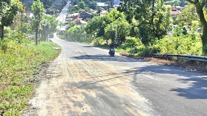 Tumpahan Semen Cor Kembali Terjadi di Tanjakan Gunung Amal, Satu Pengendara Motor Dilaporkan Terjatuh