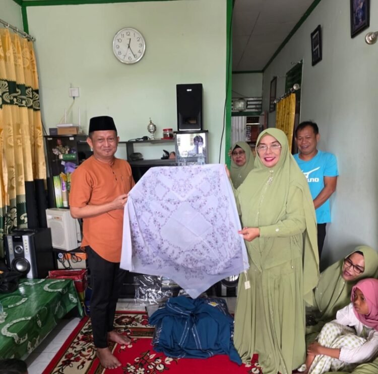 Dukung Syiar Islam, Herman Hamid Salurkan Seragam untuk Kelompok Sholawat RT 14 Sebengkok