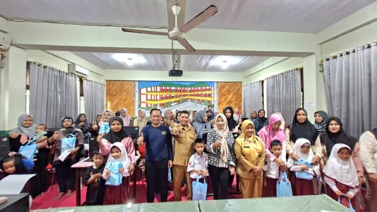 Bantu Siswa Kurang Mampu, Komite SDN 020 Sebengkok Bagikan Paket Alat Tulis