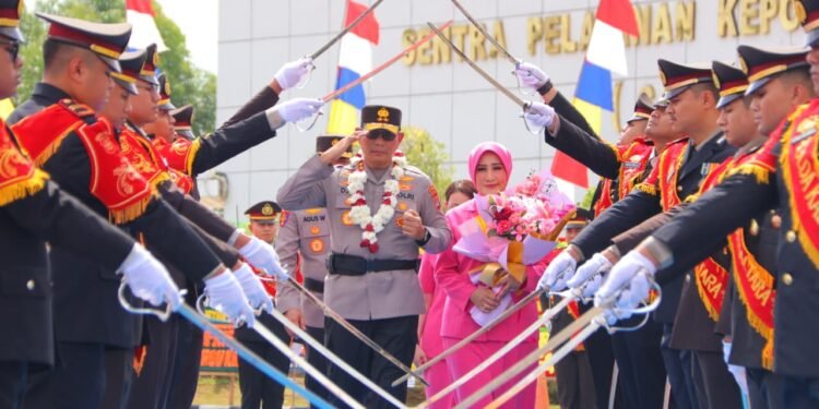 Polda Kaltara Gelar Upacara Pelepasan Irjen Pol Djati Wiyoto Abadhy dan Ny. Sari Djati