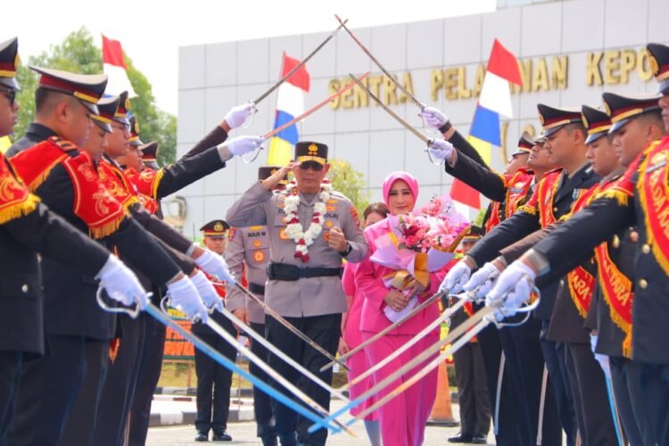 Polda Kaltara Gelar Upacara Pelepasan Irjen Pol Djati Wiyoto Abadhy dan Ny. Sari Djati