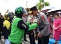 Komunitas Ojol Tanjung Selor Lepas Irjen Pol Djati Wiyoto Abadhy dengan Syal Dayak