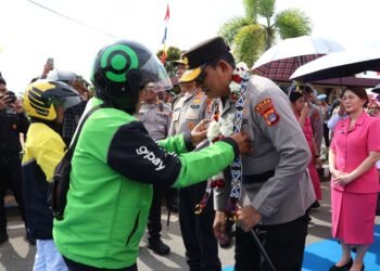 Komunitas Ojol Tanjung Selor Lepas Irjen Pol Djati Wiyoto Abadhy dengan Syal Dayak
