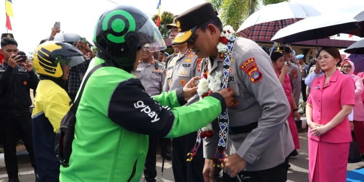 Komunitas Ojol Tanjung Selor Lepas Irjen Pol Djati Wiyoto Abadhy dengan Syal Dayak