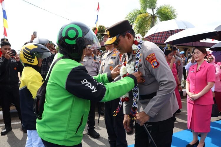Komunitas Ojol Tanjung Selor Lepas Irjen Pol Djati Wiyoto Abadhy dengan Syal Dayak