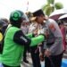 Komunitas Ojol Tanjung Selor Lepas Irjen Pol Djati Wiyoto Abadhy dengan Syal Dayak