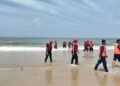 Brimob Bantu Pencarian Anak Tenggelam di Pantai Kemala Balikpapan