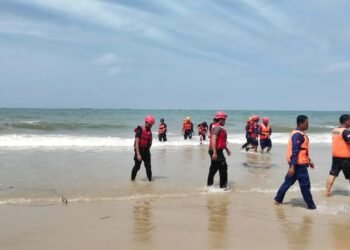 Brimob Bantu Pencarian Anak Tenggelam di Pantai Kemala Balikpapan