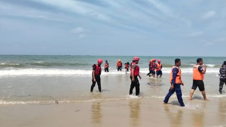 Brimob Bantu Pencarian Anak Tenggelam di Pantai Kemala Balikpapan