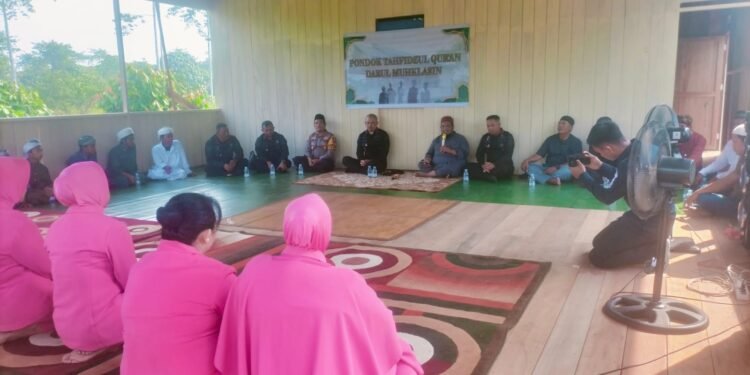 Pererat Silahturahmi, Polresta Bulungan Mendampingi Dansat Brimob Polda Kaltara Anjangsana ke Ponpes Tahfidzul Qur’an Darul Mukhlasin