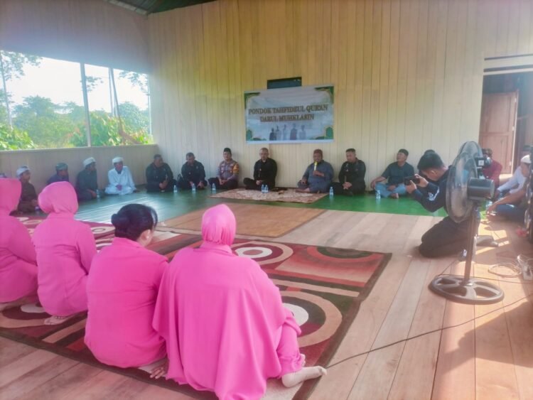 Pererat Silahturahmi, Polresta Bulungan Mendampingi Dansat Brimob Polda Kaltara Anjangsana ke Ponpes Tahfidzul Qur’an Darul Mukhlasin
