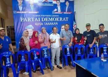 Realisasikan Aspirasi Warga, Herman Hamid Serahkan Ratusan Kursi Plastik untuk RT di Tarakan Tengah