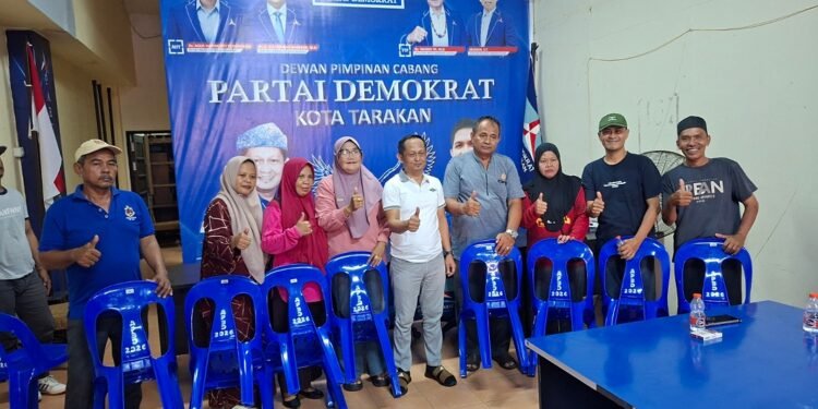 Realisasikan Aspirasi Warga, Herman Hamid Serahkan Ratusan Kursi Plastik untuk RT di Tarakan Tengah