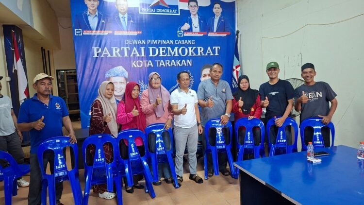 Realisasikan Aspirasi Warga, Herman Hamid Serahkan Ratusan Kursi Plastik untuk RT di Tarakan Tengah