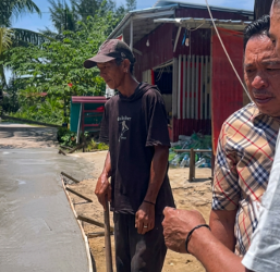 Komitmen Kawal Aspirasi Warga, Asrin Saleh Tinjau Langsung Semenisasi Jalan di Pantai Amal