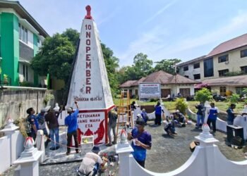 Sambut HUT ke 81 RI, Paguyuban Arema Tarakan Bersihkan Tugu 10 November