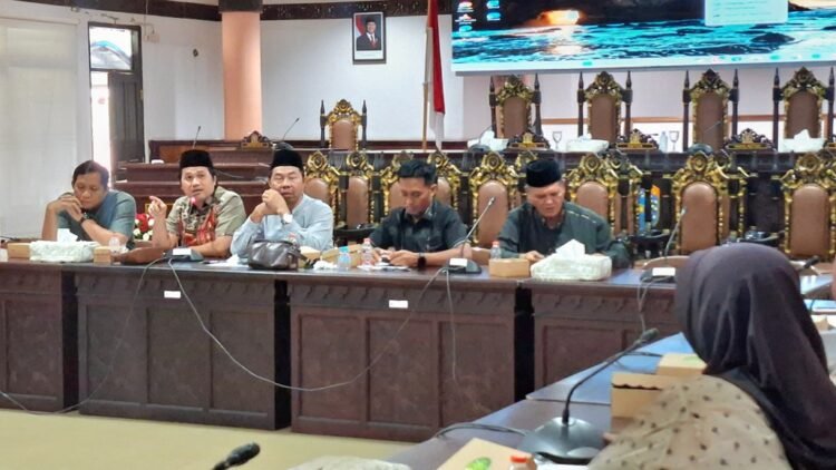 Suryadi Sangkala Soroti Kepastian Regulasi dan Alasan Penertiban Lapak Pedagang di Pantai Amal