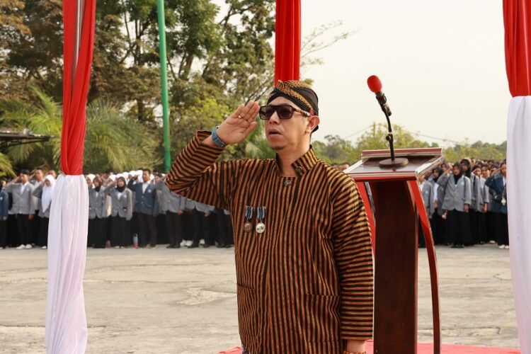 Semarak Adat Nusantara di UBT, Rektor Pimpin Upacara HUT ke-81 RI dan Gelorakan Semangat Inovasi