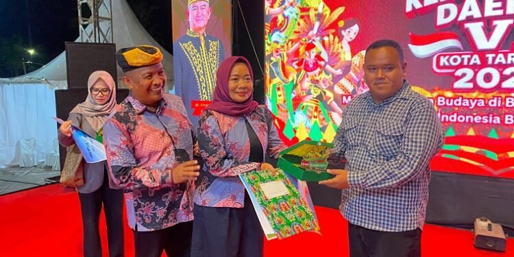 Ketua DPRD Tarakan Muhammad Yunus Bersama Istri Menghadiri Penutupan Pekan Kebudayaan Daerah 