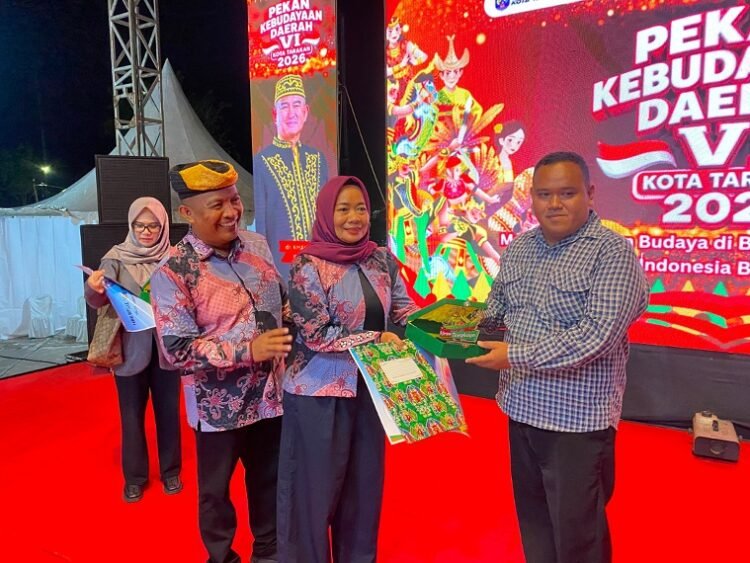 Ketua DPRD Tarakan Muhammad Yunus Bersama Istri Menghadiri Penutupan Pekan Kebudayaan Daerah 