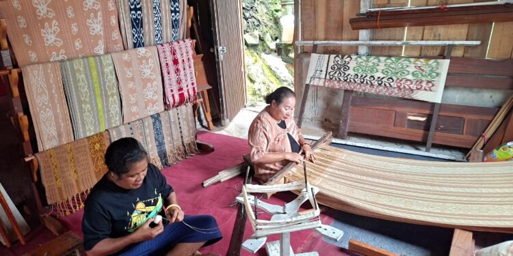 Dari Rumah Kayu Sederhana Menuju Sampul Wastra BI, Asa Tenun D’Utan Merawat Budaya dan Dapur Harian