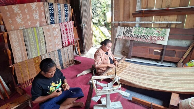 Dari Rumah Kayu Sederhana Menuju Sampul Wastra BI, Asa Tenun D’Utan Merawat Budaya dan Dapur Harian