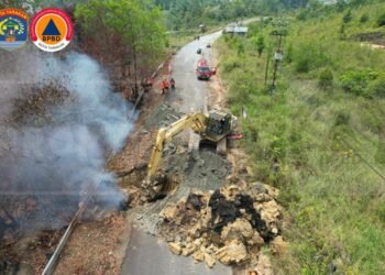 Ekskavator Diturunkan untuk Memadamkan Bara Batubara di Jalan Pantai Amal Lama