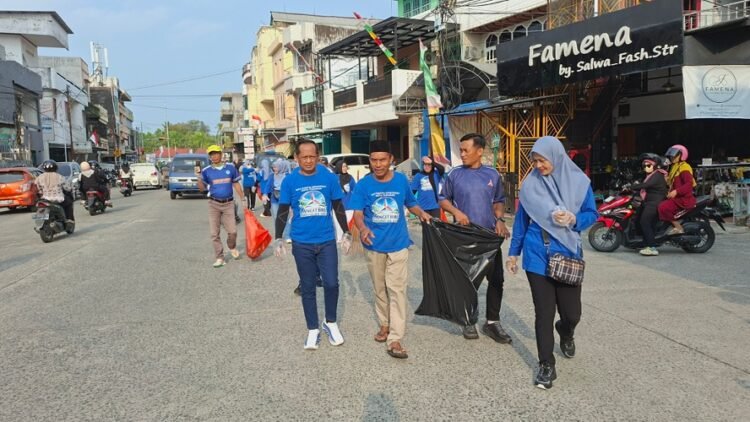 Kader Demokrat Tarakan Kembali Turun ke Jalan Gelar Aksi Bersih-Bersih Lingkungan Sambut HUT ke-25