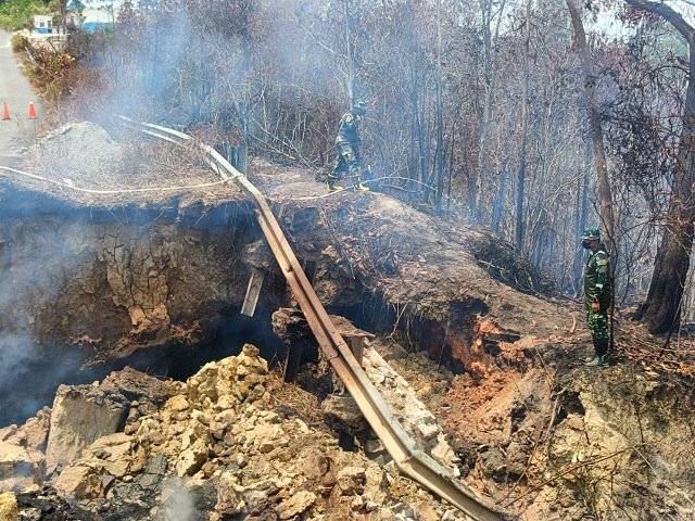 Jalan Pantai Amal Lama Sepanjang 20-30 Meter Dikeruk untuk Padamkan Batubara Aktif