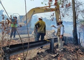 Jalan Pantai Amal Lama Sepanjang 20-30 Meter Dikeruk untuk Padamkan Batubara Aktif