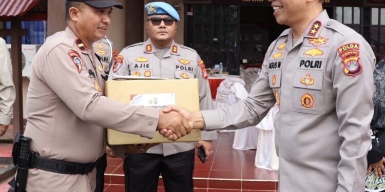 Kapolda Kaltara Cek Mako dan Serahkan Bingkisan Olahraga di Polsek Tanjung Palas Utara