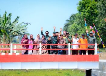 Pangdam VI/Mulawarman tinjau Langsung Jembatan Garuda merah putih untuk mewujudkan Asa Warga Desa Sebakung Jaya.