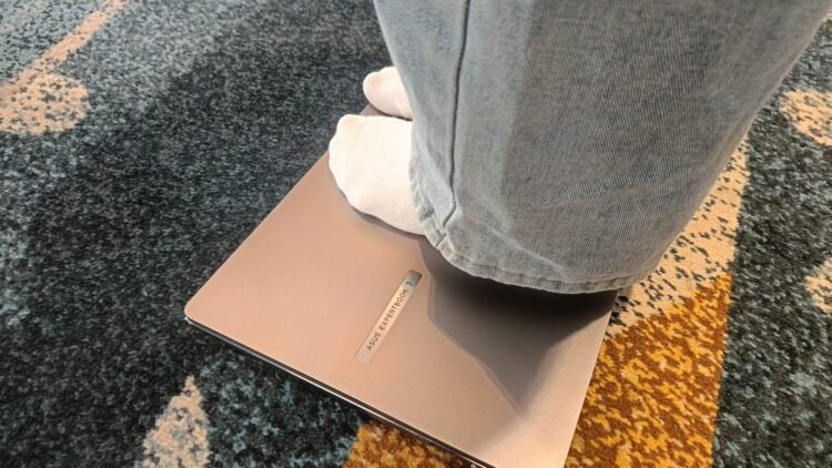 ASUS ExpertBook Ultra Andalkan AI, Layar 1.400 Nits, dan Baterai hingga 26 Jam