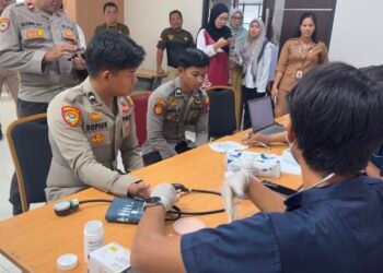 Wujud Kepedulian Kemanusiaan, Personel Polresta Bulungan Donor Darah Bersama Laskar Pemuda Adat Dayak Kalimantan