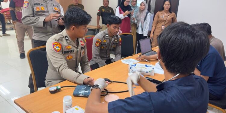 Wujud Kepedulian Kemanusiaan, Personel Polresta Bulungan Donor Darah Bersama Laskar Pemuda Adat Dayak Kalimantan