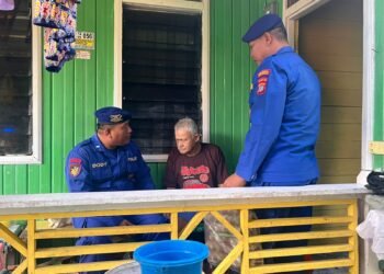 Wujud Kepedulian, Sat Polairud Polresta Bulungan Bagikan Sembako Jumat Berkah kepada Warga