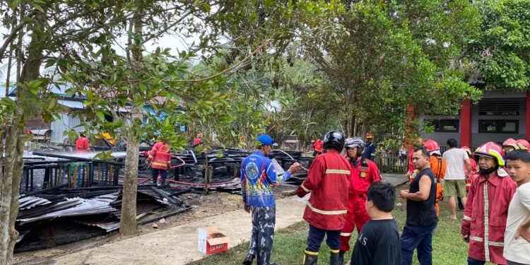 Dua Rumah Dinas Guru SDN 003 Tanjung Palas Hangus Terbakar